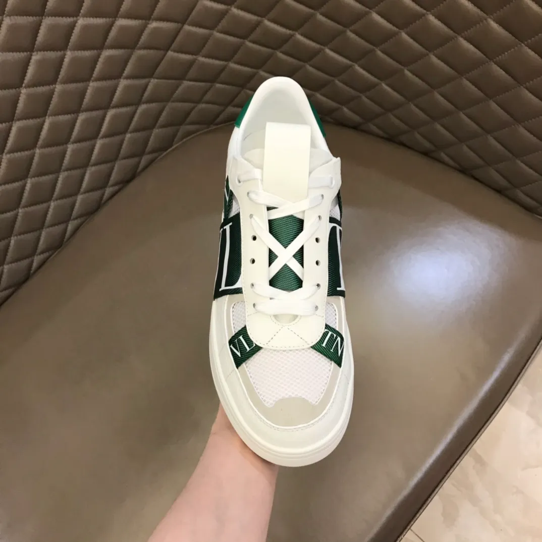 P440◾️▫️V L7N spring and summer 🆕 calfskin lace-up sneakers, no man should be able to refuse this one, classic color scheme, so handsome! Purchase a high-precision replica of the original version to instantly sell off the market currency! 6 VLTN logo rubber effect straps - Valentino Garavani Logo printed on the back and tongue, all materials are customized to ensure quality!  Size: 38-45